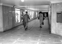 164151 Gezicht in de nieuwe perrontunnel van het N.S.-station Amsterdam C.S. te Amsterdam.